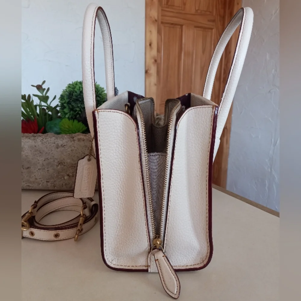 Cashin Carry Tote 22, Chalk Remake from the 1969 Bonnie Cashin design.